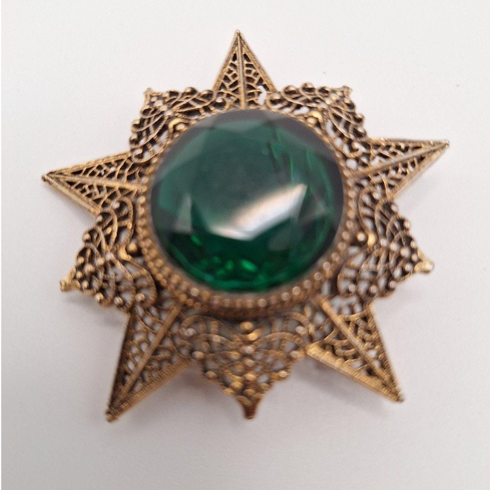 Vintage brooch Arthur Pepper faceted green glass eight point filigree star